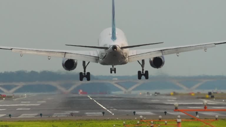 https://media.gettyimages.com/id/2278701319/video/close-up-passenger-airplane-approaching-runway-for-landing-washington-dc-united-states.jpg?b=1&s=640x640&k=20&c=GfBKNs6wbesxn4ZSyI5kabFWD9syfXm6WaRodvRo15Q=