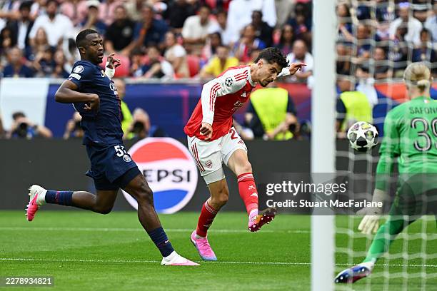 Kai Havertz of Arsenal scores his team's first goal as Matvey Safonov of Paris Saint-Germain fails to make a save during the UEFA Champions League...