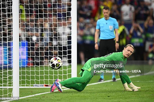 Matvey Safonov of Paris Saint-Germain watches as the second arsenal penalty taken by Eberechi Eze of Arsenal goes wide during the UEFA Champions...