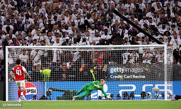 Declan Rice of Arsenal scores the team's third penalty past Matvey Safonov of Paris Saint-Germain in the penalty shoot out during the UEFA Champions...