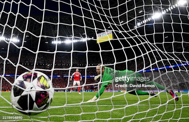 Declan Rice of Arsenal scores the team's third penalty in the penalty shoot out as Matvey Safonov of Paris Saint-Germain fails to make a save during...