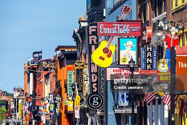 vibrant broadway - nashville, tennessee - nashville stockfoto's en -beelden
