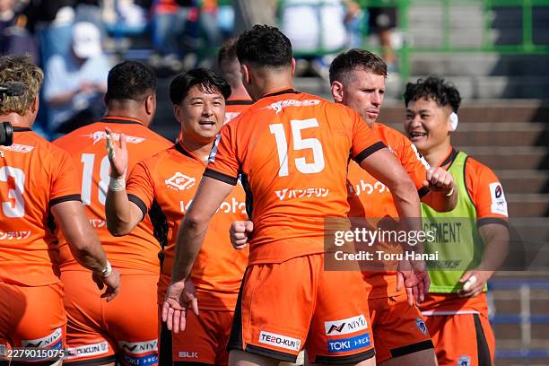 Shaun Stevenson of Kubota Spears Funabashi Tokyo Bay celebrates with Bernard Foley after defeating against Panasonic Wild Knights during the NTT...