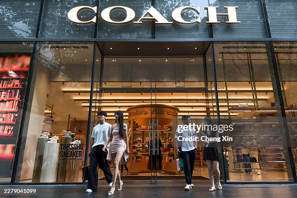 Shoppers Exit Coach Store in Shenzhen Shoppers Exit Coach Store in Shenzhen