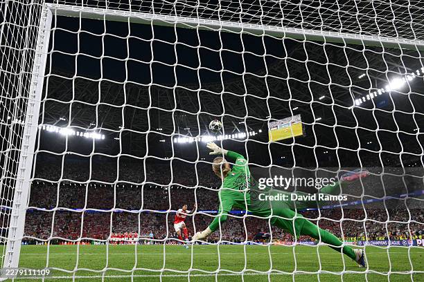 Gabriel of Arsenal misses the team's fifth penalty in the penalty shoot out as Matvey Safonov of Paris Saint-Germain attempts to make a save during...