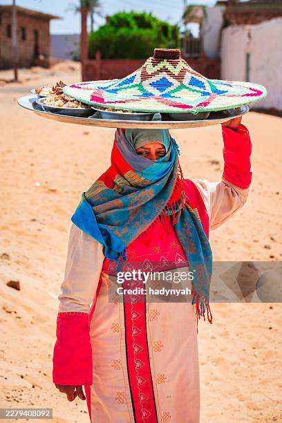 street food vendor in aswan, egypt - carrying on head stock pictures, royalty-free photos & images