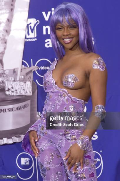 Lil Kim poses in the pressroom at the 1999 MTV Video Music Awards in New York City, 9/9/99.