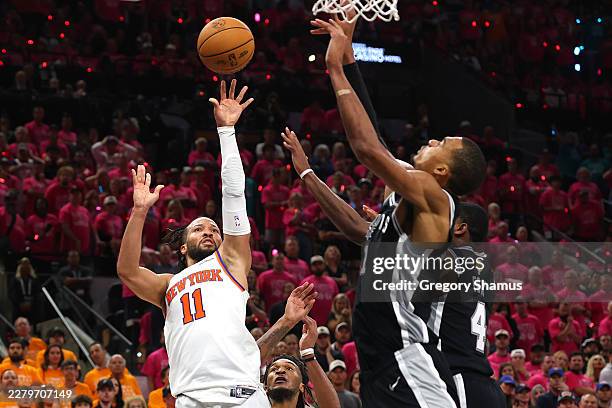 Jalen Brunson of the New York Knicks shoots the ball against Victor Wembanyama and De'aaron Fox of the San Antonio Spurs during the fourth quarter in...