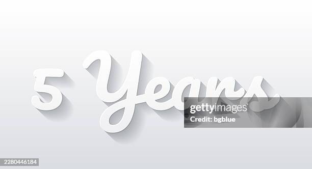 ilustrações, clipart, desenhos animados e ícones de 5 anos - design plano com efeito de corte de papel em fundo em branco - 5th anniversary logo