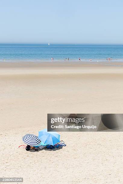 sweeping expanse of sandy beach at middelkerke - seascape stock pictures, royalty-free photos & images