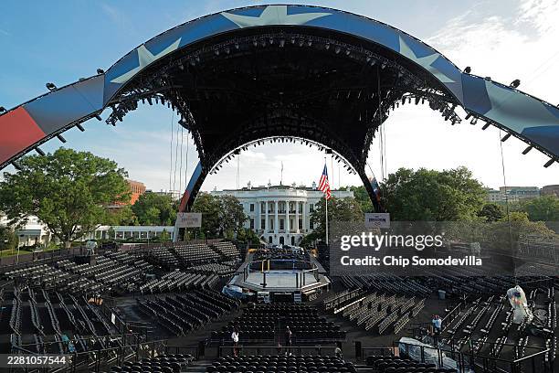 Construction continues on the Ultimate Fighting Championship "Claw" and the octagon fighting ring on the South Lawn of the White House on June 11,...