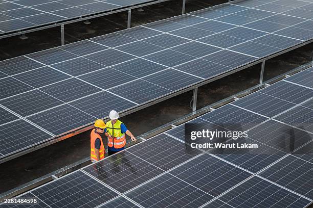 engineers discussing solar panel system rooftop sustainable energy project - carbon neutrality stock pictures, royalty-free photos & images