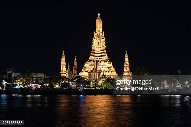 wat arun in bangkok, thailand at night - wat stock pictures, royalty-free photos & images