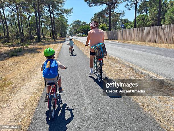 père et fils empruntent un chemin pavé - gironde photos et images de collection