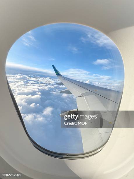 aer lingus airbus a320neo with aerodynamic sharklet wingtips. the a320neo has 20% lower fuel burn and co₂ emissions and is 50% quieter than the previous generation models. - aer lingus stock pictures, royalty-free photos & images