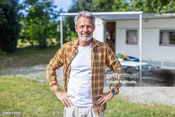 lächelnder mittlerer erwachsener genießt den sommerferien - karohemd stock-fotos und bilder