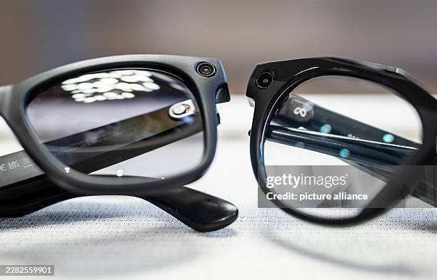 June 2026, Baden-Württemberg, Stuttgart: Smart glasses from Oakley Meta and Ray-Ban Meta are sitting on a table in an eyewear store. Because these...
