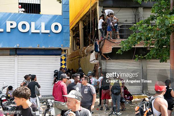 La Guaira, Venezuela People looting in Catia La Mar, La Guaira, Venezuela on Thursday June 25, 2026.