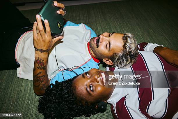 diverse gen z friends listening to retro cd player - cd player stock pictures, royalty-free photos & images
