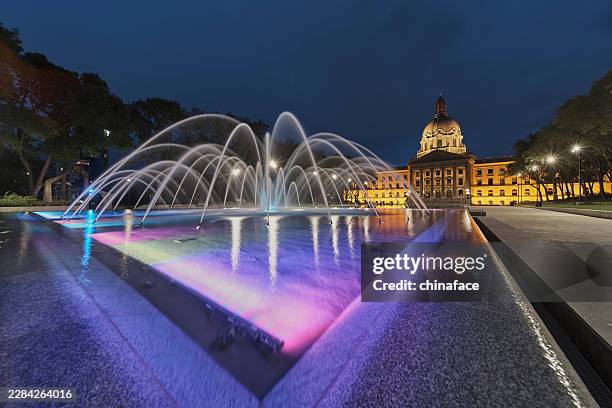 noche de la plaza de la fuente de la legislatura - edmonton fotografías e imágenes de stock