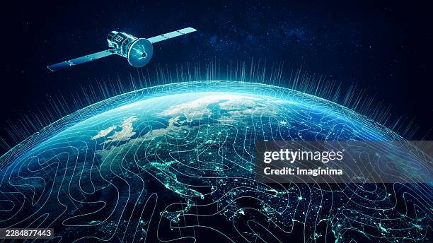satellite data network over earth - satellietfoto stockfoto's en -beelden