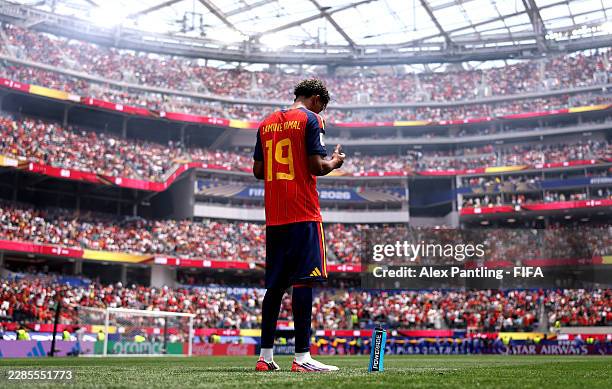 Lamine Yamal of Spain prays as he prepares for kick off before the FIFA World Cup 2026 Quarter Final match between Spain and Belgium at Los Angeles...