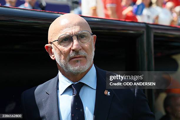 Spain's head coach Luis de la Fuente gestures during the 2026 World Cup football tournament final match between Spain and Argentina at the New...