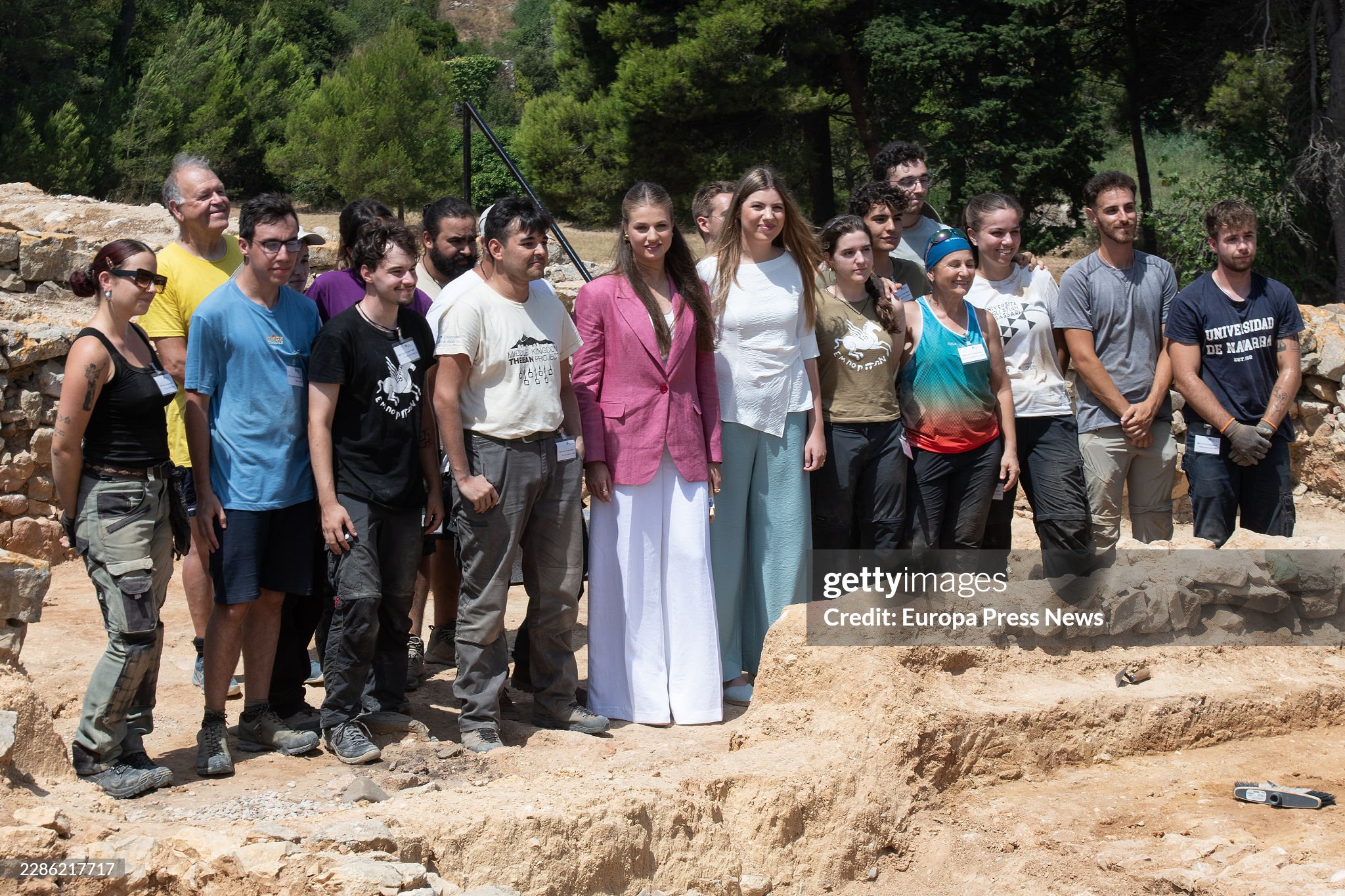 https://media.gettyimages.com/id/2286217717/photo/princess-leonor-and-infanta-sofia-visit-the-empuries-archaeological-site.jpg?s=2048x2048&w=gi&k=20&c=zH7n0qVAvaamSCEkYCmtWpgdA5OVs-ldltoqdPqW8qY=