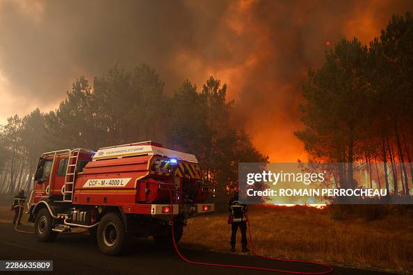 TOPSHOT-FRANCE-ENVIRONMENT-CLIMATE-WEATHER-WILDFIRE TOPSHOT-FRANCE-ENVIRONMENT-CLIMATE-WEATHER-WILDFIRE