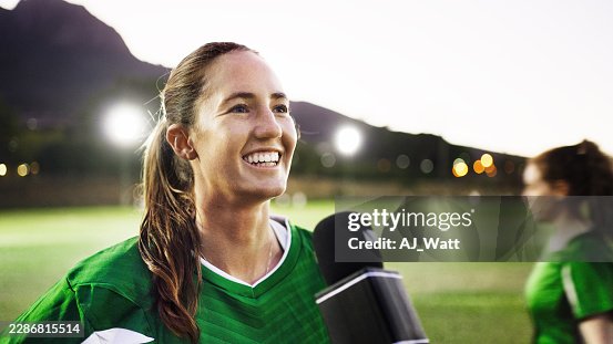 Glückliche Fußballspielerin gibt ein Interview nach dem Spiel im Stadion Glückliche Fußballspielerin gibt ein Interview nach dem Spiel im Stadion
