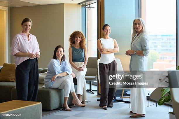 portrait of confident female team members in modern office - fünf personen stock-fotos und bilder