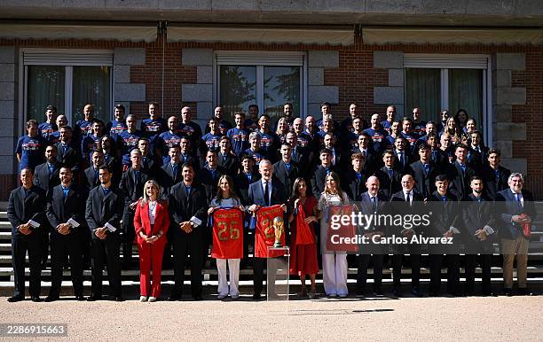 Crown Princess Leonor of Spain, King Felipe VI of Spain, Queen Letizia of Spain and Princess Sofia of Spain pose with the Spain squad and the World...