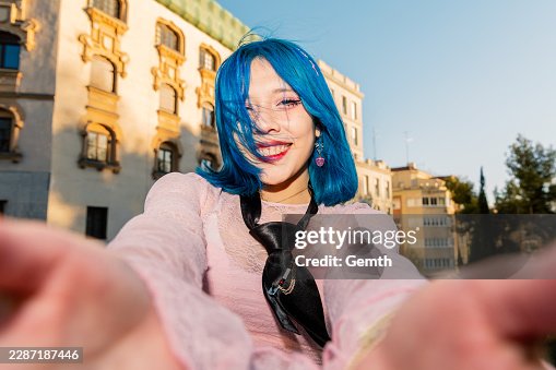 Junge erwachsene Frau mit blauen Haaren macht ein Selfie Junge erwachsene Frau mit blauen Haaren macht ein Selfie