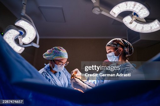 Zwei Ärzte führen eine Operation durch Zwei Ärzte führen eine Operation durch