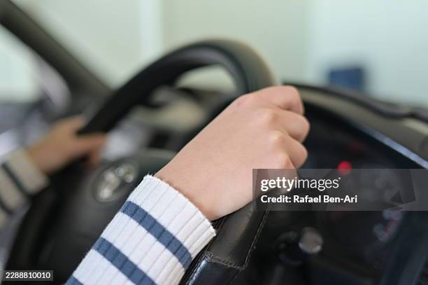 learner driver proper hand position on car steering wheel - learner driver australia stock pictures, royalty-free photos & images