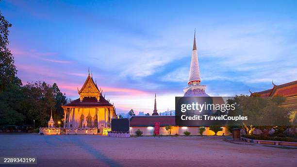 wide angle view of wat phra mahathat woramahawihan at blue hour in nakhon si thammarat, southern thailand. illuminated main stupa, ordination hall, and traditional thai temple architecture stand under a deep blue evening sky. unesco world heritage site. - nakhon si thammarat stock pictures, royalty-free photos & images