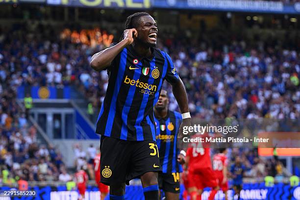 Yann Aurel Bisseck of FC Internazionale celebrates after scoring his team's fourth goal during the Serie A match between FC Internazionale and AC...