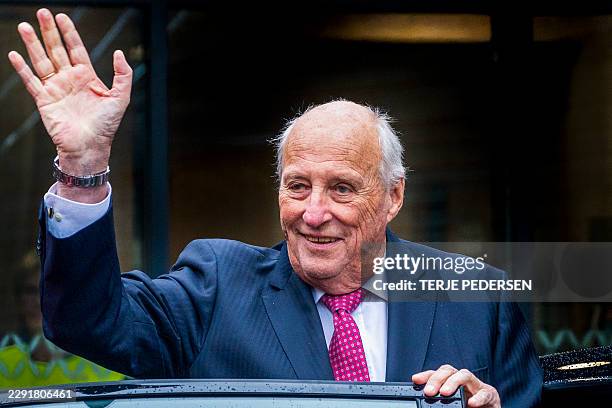 Picture taken on October 04, 2022 shows King Harald V of Norway as he visits Flesberg and Lampeland, Norway. Norway's King Harald V, Europe's oldest...