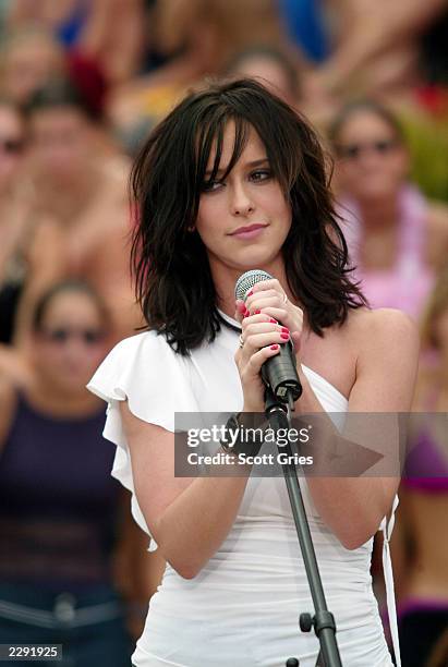 Jennifer Love Hewitt performs during MTV All Access Week on TRL at the MTV Beach House in Seaside Heights, New Jersey. 7/18/02 Photo by Scott...