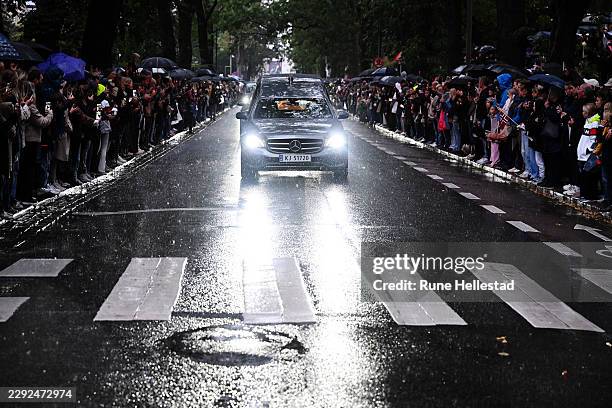 People line the street as the hearse carrying the coffin of King Harald V of Norway escorted by members of the royal family arrives at Parkveien on...