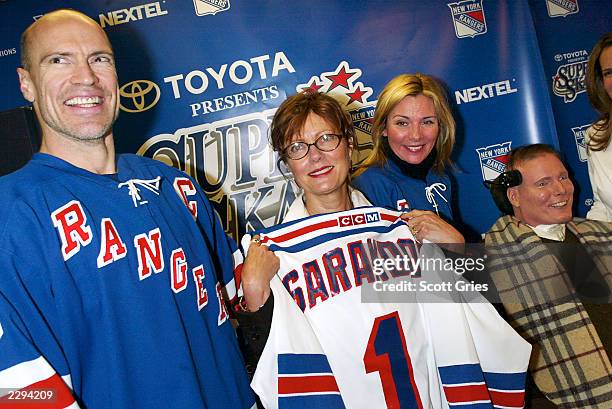 Ranger Mark Messier with Susan Sarandon, Kim Cattrall, and Christopher Reeve during the 5th annual chariy hockey event "SuperSkate V" hosted by the...