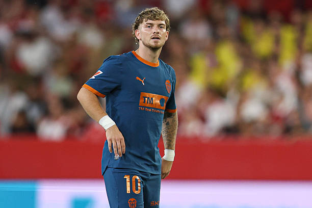 Harvey Elliott of Valencia during the La Liga EA Sports match between Sevilla FC and Valencia CF played at Ramon Sanchez Pizjuan Stadium on September...