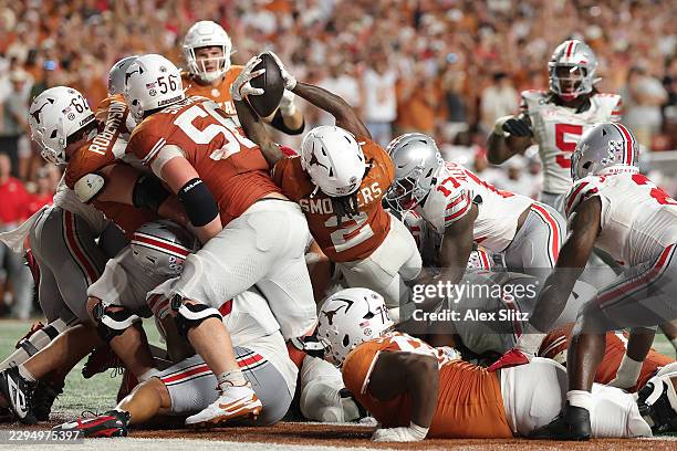 Hollywood Smothers of the Texas Longhorns scores a touchdown against the Ohio State Buckeyes during the fourth quarter at Darrell K Royal-Texas...