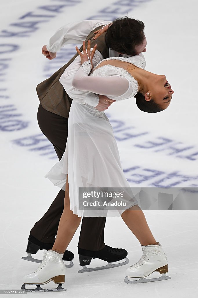 https://media.gettyimages.com/id/2295513721/photo/russian-national-figure-skating-teams-test-skates-in-moscow.jpg?s=1024x1024&w=gi&k=20&c=5t8Vx3LXfZy5O3oA6iiZKuYSy6FdCLZHvkat6SpjfEw=