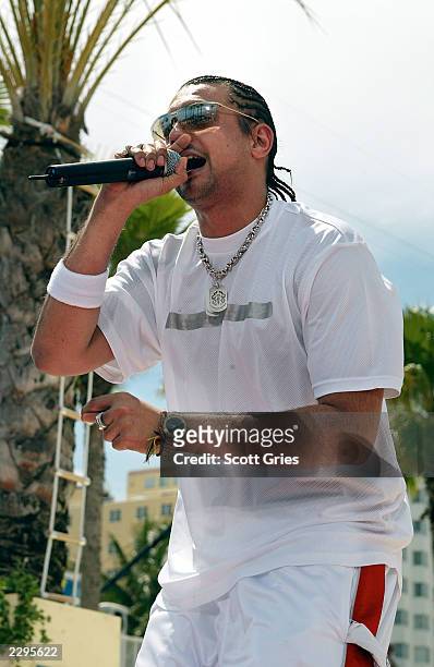 Sean Paul performs during a taping for "MTV Spring Break 2003" at the Surfcomber Hotel March 14, 2003 in Miami Beach, Florida.