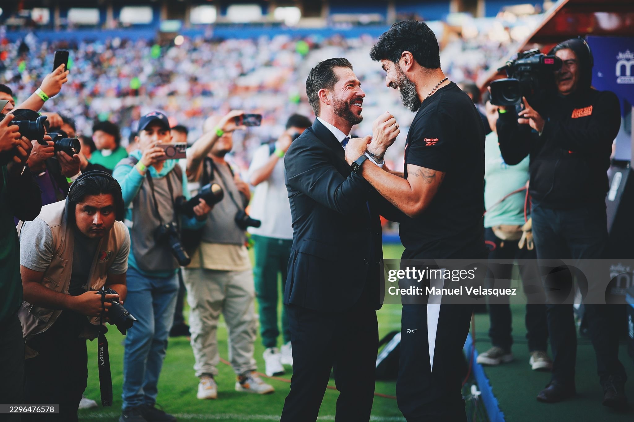 PACHUCA, MÉXICO - 20 DE SEPTIEMBRE: (NOTA DEL EDITOR: Se han aplicado efectos tonales a esta imagen). Washington Abreu, entrenador del Tijuana, saluda a Benjamín Mora, entrenador del Pachuca, durante el partido de la novena jornada del Torneo Apertura 2026 de la Liga MX entre Pachuca y Tijuana en el Estadio Hidalgo el 20 de septiembre de 2026 en Pachuca, México. (Foto de Manuel Velásquez/Getty Images)