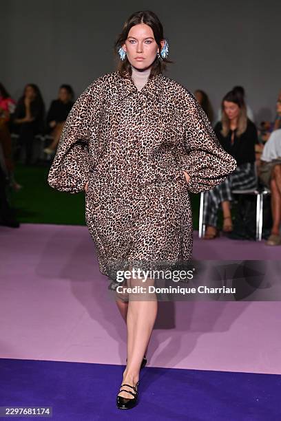 Model walks the runway during the Ester Manas Womenswear Spring/Summer 2027 show as part of Paris Fashion Week on September 29, 2026 in Paris, France.