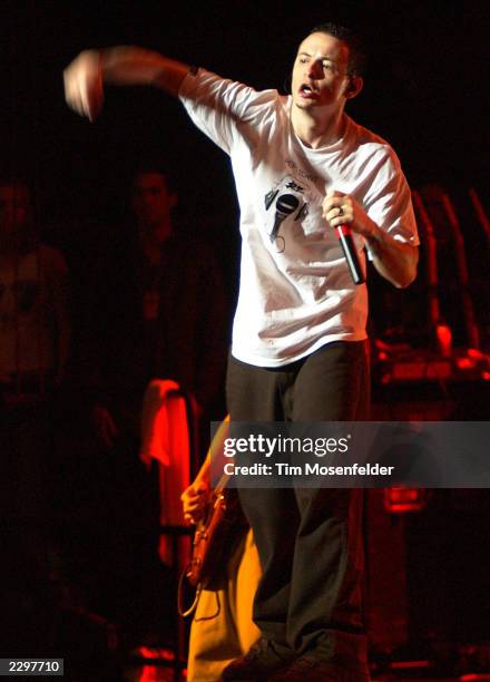 109 Chester Bennington 2001 Photos High Res Pictures Getty Images 109-chester-bennington-2001-photos-high-res-pictures-getty-images
