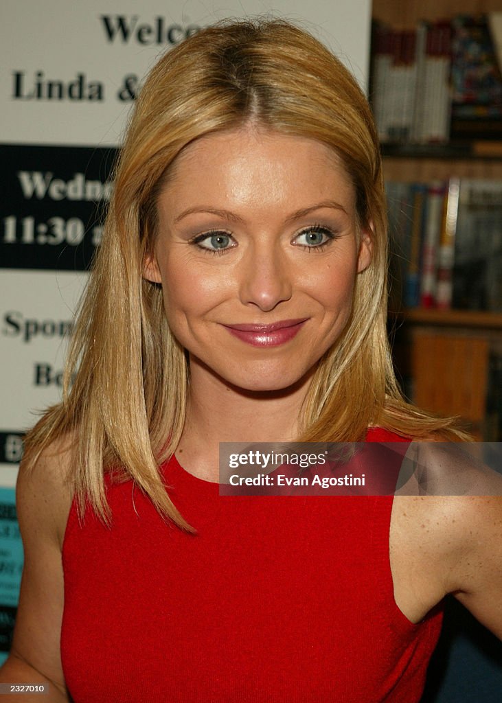 Linda's Ripa Kelly Ripa joins her sister at a booksigning for Linda Ripa's... News ...