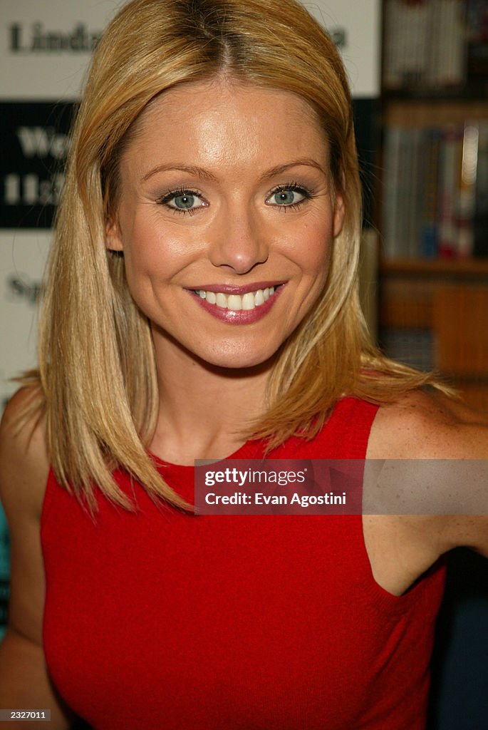 Linda's Ripa Kelly Ripa joins her sister at a booksigning for Linda Ripa's... News ...